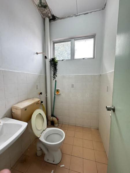 Pangsapuri untuk Dijual di Sri Putra Apartment - Johnson Chen - Bathroom - PropertyGuru.com.my