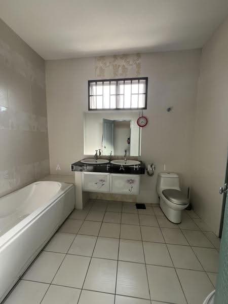 Bungalow House untuk Dijual di Bandar Warisan Puteri (Ampangan) - Adi Fahmi - Bathroom - PropertyGuru.com.my
