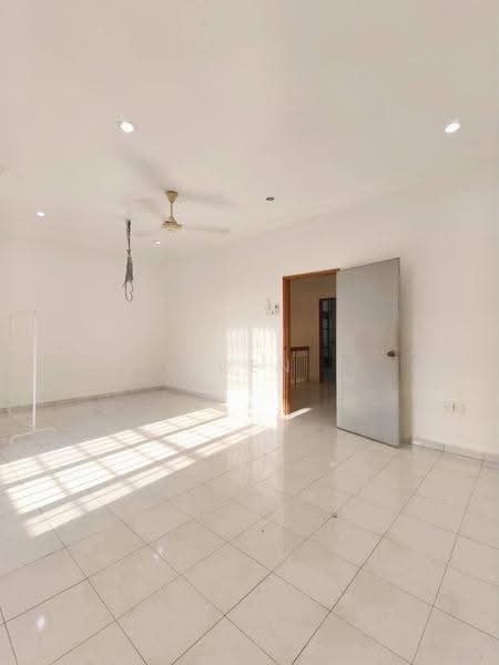 Rumah Teres 2-Tingkat untuk Dijual di Taman Desa Cemerlang (Ulu Tiram) - Iden Tan - Living Room - PropertyGuru.com.my