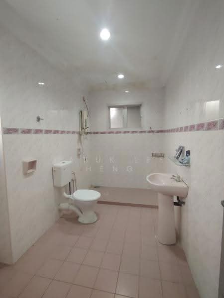 Semi-Detached House for Rent in Taman Chateau (Ipoh) - Datuk Lee Heng - Bathroom - PropertyGuru.com.my