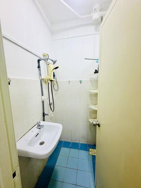 Pangsapuri untuk Dijual di Pangsapuri Seri Kayan - Sariza Hartanah - Bathroom - PropertyGuru.com.my