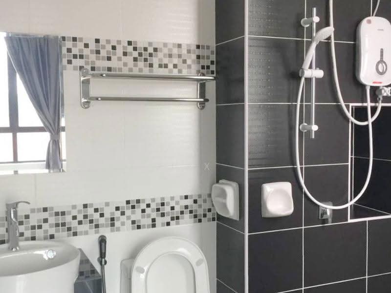 Kediaman Servis untuk Dijual di Sky View - Jax Wong - Bathroom - PropertyGuru.com.my