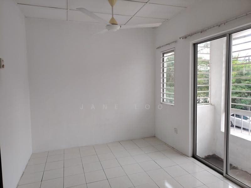 Rumah Teres 2-Tingkat untuk Disewa di Taman Putra Permai (Seri Kembangan) - Jane Loo - Balcony - PropertyGuru.com.my