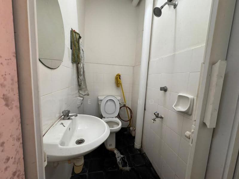 Rumah Teres 1.5-Tingkat untuk Dijual di Bandar Putra Kulai (Kulai) - Bella Ho - Bathroom - PropertyGuru.com.my