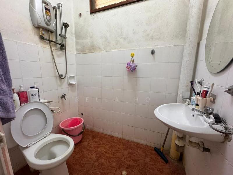 Rumah Teres 1.5-Tingkat untuk Dijual di Bandar Putra Kulai (Kulai) - Bella Ho - Bathroom - PropertyGuru.com.my