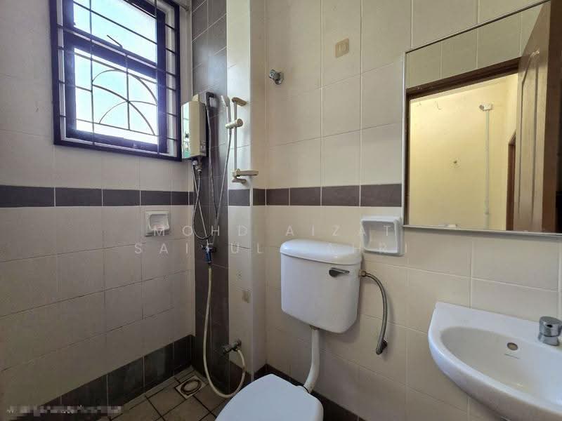 Semi-Detached House for Sale in Presint 15 (Putrajaya) - Mohd Aizat Saiful Bahri - Bathroom - PropertyGuru.com.my
