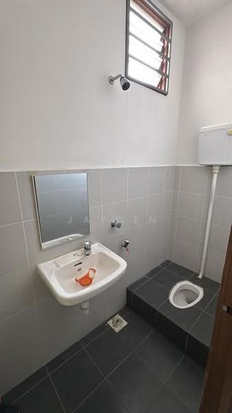 Rumah Teres 2-Tingkat untuk Dijual di Taman Setia Indah (Tebrau) - Jayden Ng - Bathroom - PropertyGuru.com.my