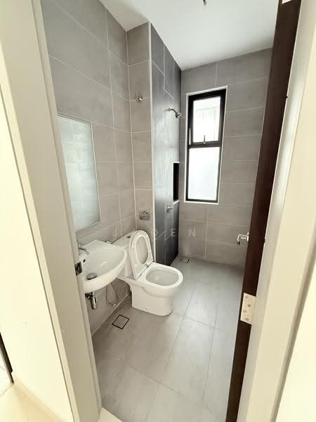 Rumah Berkembar untuk Dijual di Taman Mount Austin (Tebrau) - Jaden Kee - Bathroom - PropertyGuru.com.my