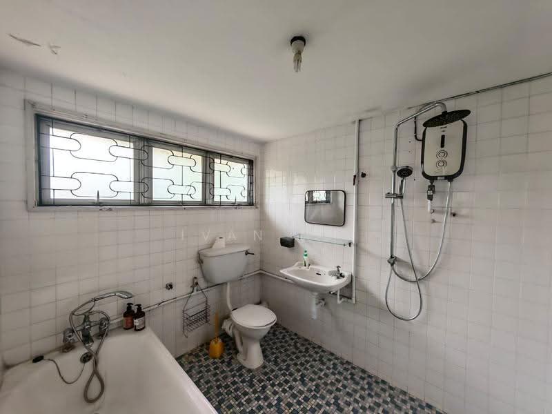 2-storey Terraced House for Rent in SS2 (Petaling Jaya) - Ivan Lee - Bathroom - PropertyGuru.com.my