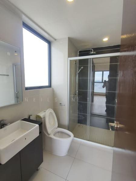 Condominium for Sale at Kings Bay @ Country Garden Danga Bay - Neilson Tan - Bathroom - PropertyGuru.com.my