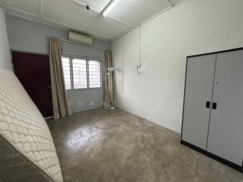 Shop for Sale in Taman Kluang Baru (Kluang) - Shanel Tee - Bedroom - PropertyGuru.com.my
