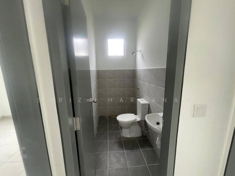 Rumah Berkembar untuk Disewa di Banting (Selangor) - Sariza Hartanah - Bathroom - PropertyGuru.com.my