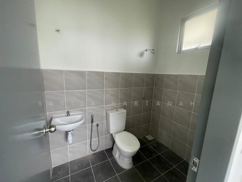 Rumah Berkembar untuk Disewa di Banting (Selangor) - Sariza Hartanah - Bathroom - PropertyGuru.com.my
