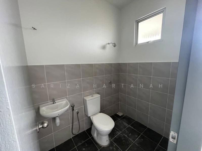 Rumah Berkembar untuk Disewa di Banting (Selangor) - Sariza Hartanah - Bathroom - PropertyGuru.com.my