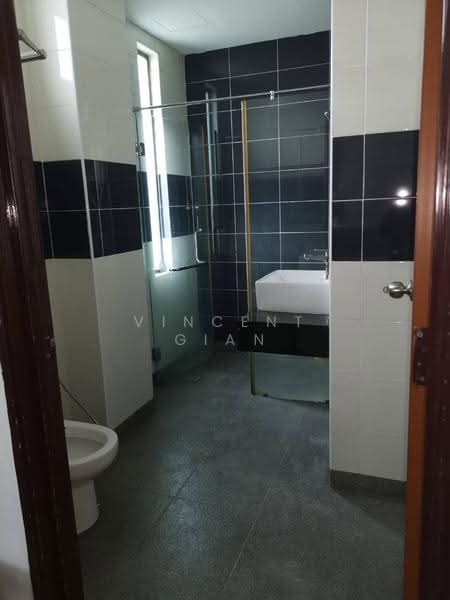 Kediaman Servis untuk Dijual di D'Inspire Residence (Inspira Bestari) - Vincent Gian - Bathroom - PropertyGuru.com.my