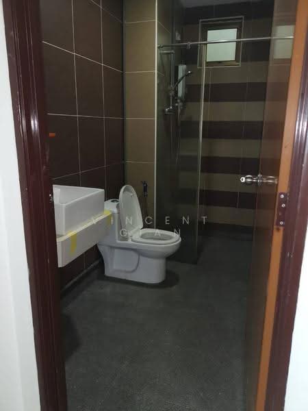 Kediaman Servis untuk Dijual di D'Inspire Residence (Inspira Bestari) - Vincent Gian - Bathroom - PropertyGuru.com.my
