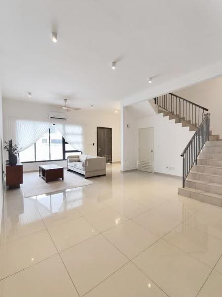 Rumah Teres 2-Tingkat untuk Disewa di Taman Desa Tebrau (Tebrau) - Yuki Cheng - Living Room - PropertyGuru.com.my
