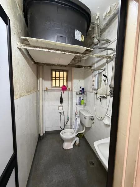 Pangsapuri untuk Disewa di Pangsapuri Bayu - Dennix Chin - Bathroom - PropertyGuru.com.my