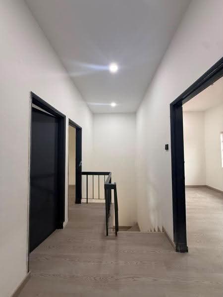 Rumah Teres 2-Tingkat untuk Dijual di Taman Bukit Tiram (Ulu Tiram) - Amber Hew - Corridor - PropertyGuru.com.my