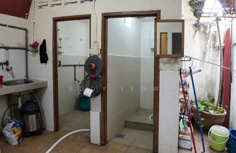 Shop for Sale in Melaka (Melaka) - Eddy Leow - Bathroom - PropertyGuru.com.my