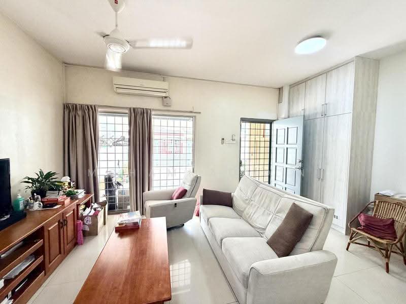 2-storey Terraced House for Sale in Taman Sea (Petaling Jaya) - Mohammad Din Majid - Living Room - PropertyGuru.com.my