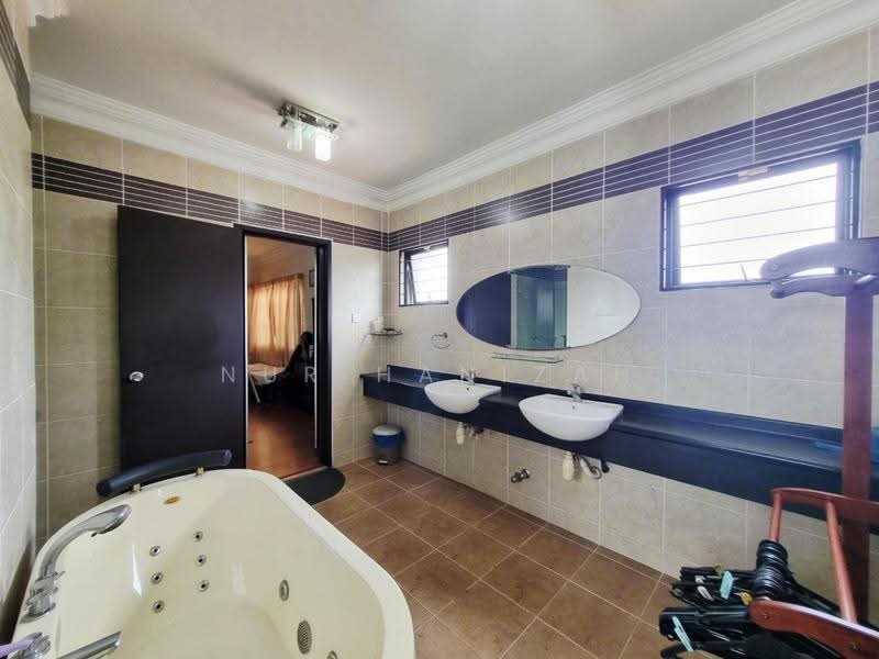 Rumah Berkembar untuk Dijual di Seksyen U9 (Shah Alam) - Nur Hanizah - Bathroom - PropertyGuru.com.my