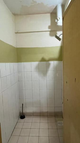 Pangsapuri untuk Dijual di Aman Putra Apartment - Michelle Tan - Bathroom - PropertyGuru.com.my