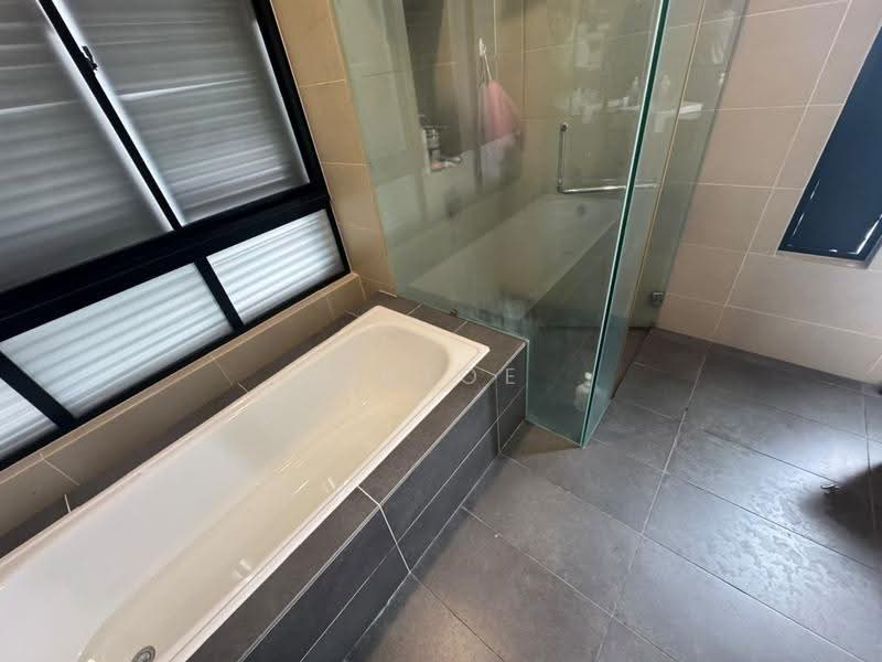 Rumah Berkembar untuk Dijual di Taman Desa Tebrau (Tebrau) - Chloe Chin - Bathroom - PropertyGuru.com.my