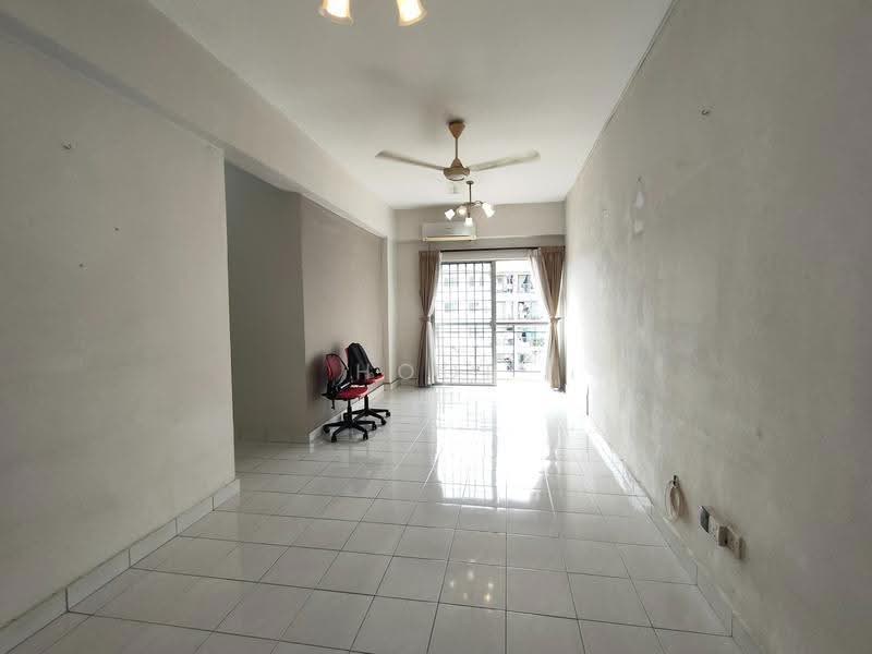 Pangsapuri untuk Dijual di Mas Kipark Damansara - Hooi Karlmen - Living Room - PropertyGuru.com.my