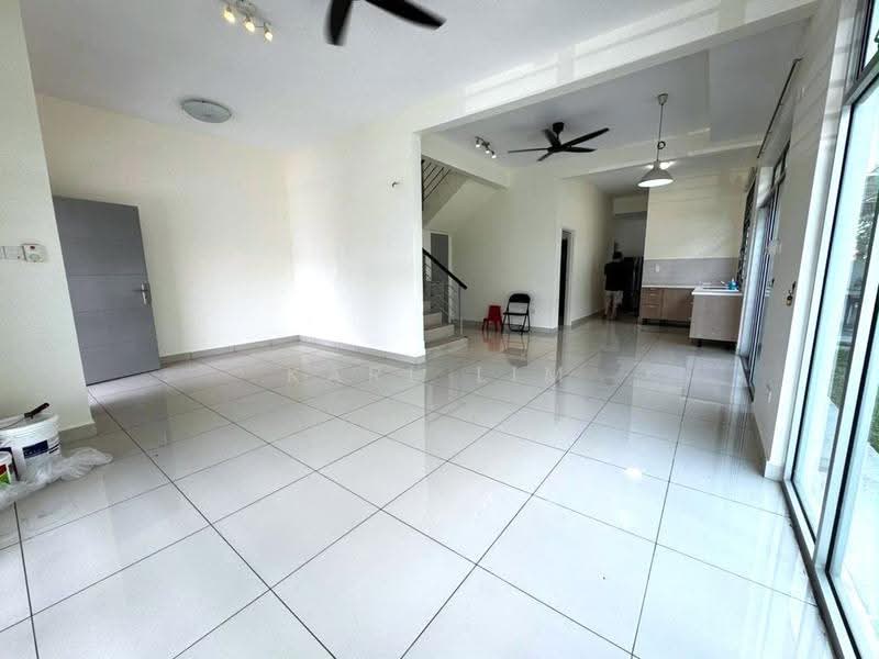 Rumah Kluster untuk Dijual di Taman Gaya (Ulu Tiram) - Karl Lim - Living Room - PropertyGuru.com.my