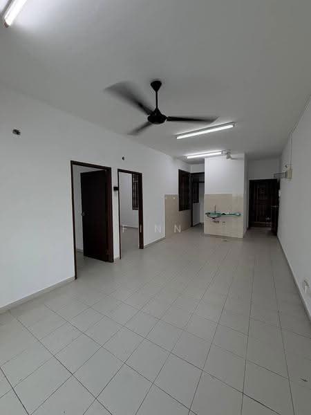 Pangsapuri untuk Dijual di Lake View Suites - Finn Aw - Living Room - PropertyGuru.com.my