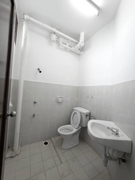 Pangsapuri untuk Dijual di Lake View Suites - Finn Aw - Bathroom - PropertyGuru.com.my