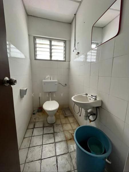 Kilang untuk Disewa di Sungai Buloh (Selangor) - Kelly Kok - Bathroom - PropertyGuru.com.my