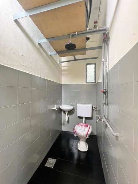 Rumah Flat untuk Dijual di Perumahan Rakyat Lima Kedai - Wan Ning - Bathroom - PropertyGuru.com.my