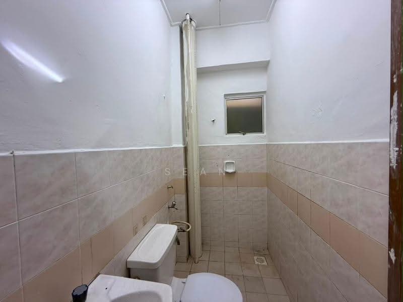 Flat for Sale at Taman Tampoi Indah - Sean Yeoh - Bathroom - PropertyGuru.com.my