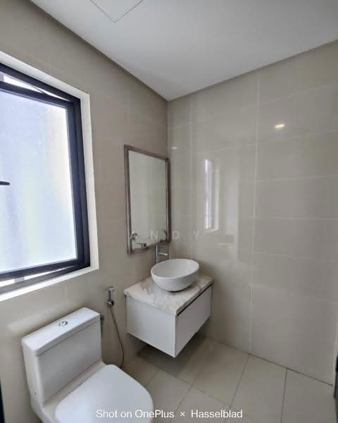 Kediaman Servis untuk Dijual di Centrus Soho - Andy Lau - Bathroom - PropertyGuru.com.my
