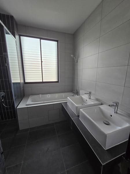 Rumah Berkembar untuk Dijual di Bandar Kinrara (Selangor) - Toji Ng - Bathroom - PropertyGuru.com.my