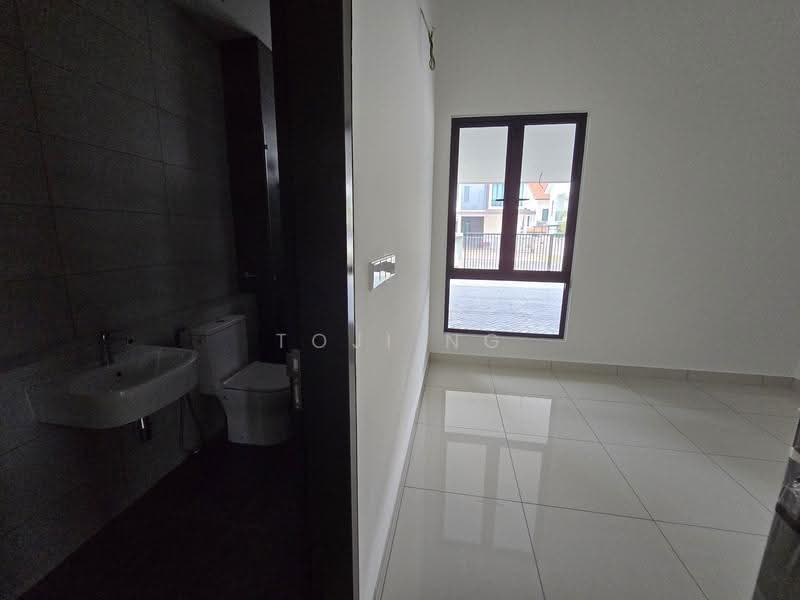 Rumah Berkembar untuk Dijual di Bandar Kinrara (Selangor) - Toji Ng - Bathroom - PropertyGuru.com.my