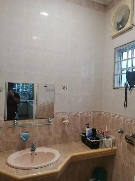 2-storey Terraced House for Sale in Taman Pinggiran Putra (Seri Kembangan) - Nic Tan - Bathroom - PropertyGuru.com.my