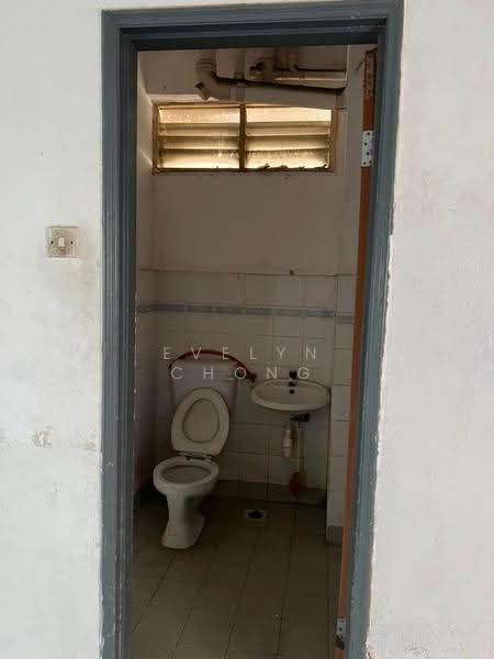 Pangsapuri untuk Dijual di Cempaka Court - Evelyn Chong - Bathroom - PropertyGuru.com.my