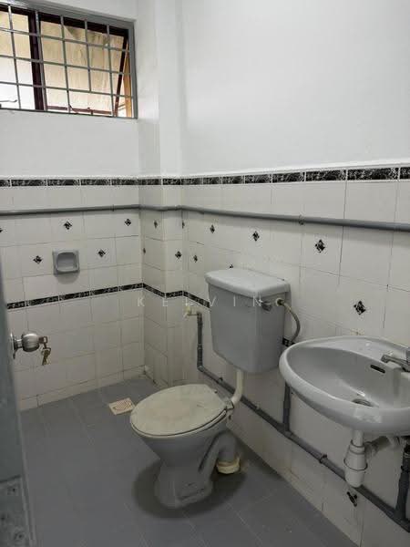 Apartment for Sale at Kayangan Apartment, Bandar Sunway - Kelvin Chan - Bathroom - PropertyGuru.com.my