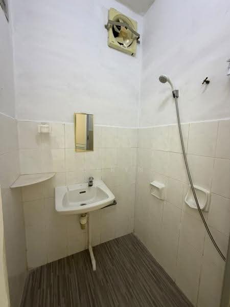 Rumah Teres 1-Tingkat untuk Dijual di Bandar Putra Kulai (Kulai) - Caryn Ter - Bathroom - PropertyGuru.com.my