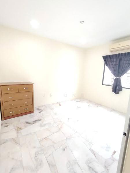 Pangsapuri untuk Disewa di Taman Desa Kempas - JE ONG - Bedroom - PropertyGuru.com.my
