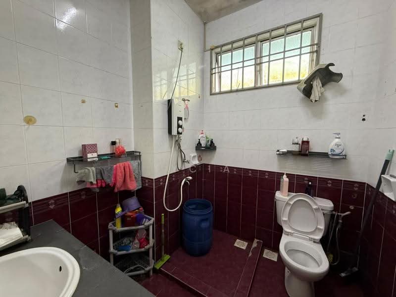 Rumah Teres 1.5-Tingkat untuk Dijual di Taman Gaya (Ulu Tiram) - Tycia Law - Bathroom - PropertyGuru.com.my