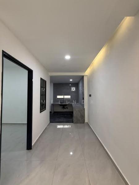 Rumah Teres 2-Tingkat untuk Dijual di Taman Bukit Tiram (Ulu Tiram) - Melinda Ee - Corridor - PropertyGuru.com.my