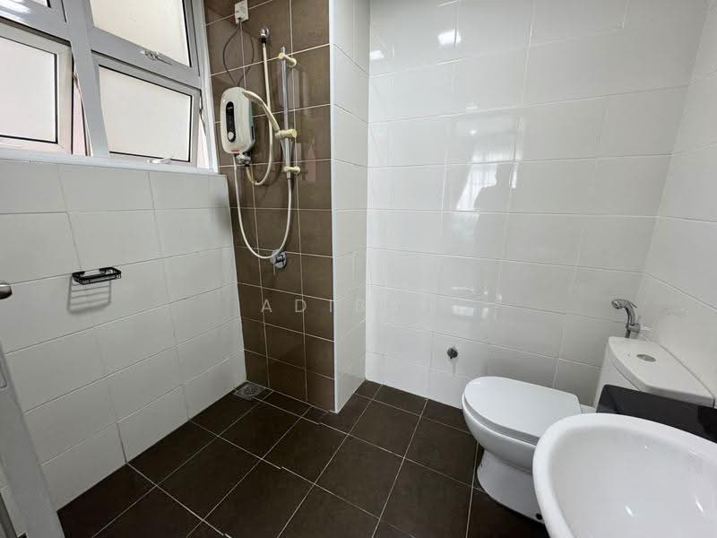 Kondominium untuk Dijual di Dwiputra Residences - Adibah Salim - Bathroom - PropertyGuru.com.my