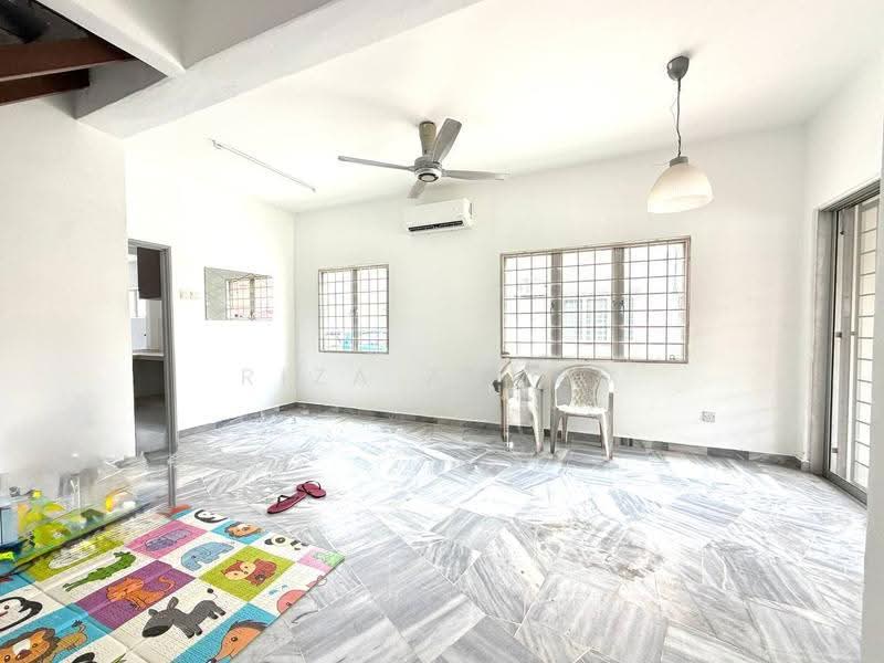 Rumah Teres 2-Tingkat untuk Dijual di Saujana Utama (Selangor) - Riza Ahmad - Living Room - PropertyGuru.com.my