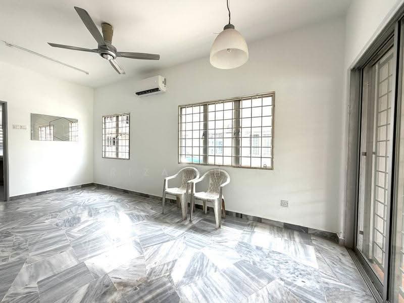 Rumah Teres 2-Tingkat untuk Dijual di Saujana Utama (Selangor) - Riza Ahmad - Living Room - PropertyGuru.com.my