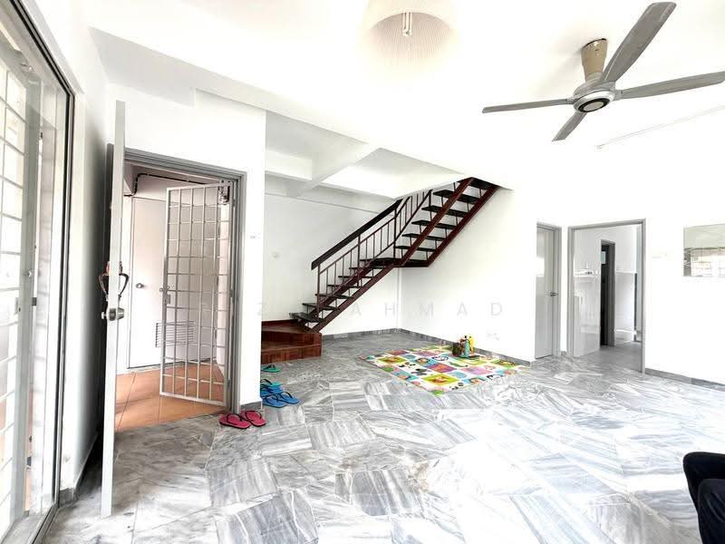 Rumah Teres 2-Tingkat untuk Dijual di Saujana Utama (Selangor) - Riza Ahmad - Living Room - PropertyGuru.com.my
