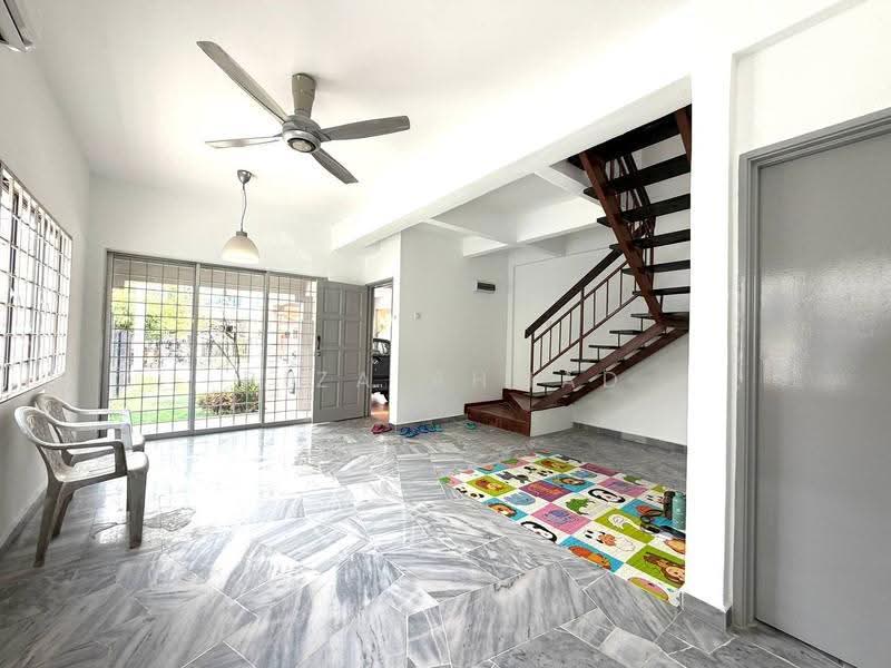 Rumah Teres 2-Tingkat untuk Dijual di Saujana Utama (Selangor) - Riza Ahmad - Living Room - PropertyGuru.com.my
